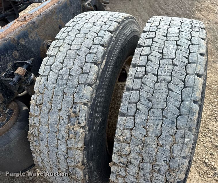 image for item DV4237 2009 International DuraStar 4400 truck cab and chassis