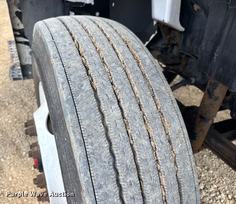 image for item DV4237 2009 International DuraStar 4400 truck cab and chassis