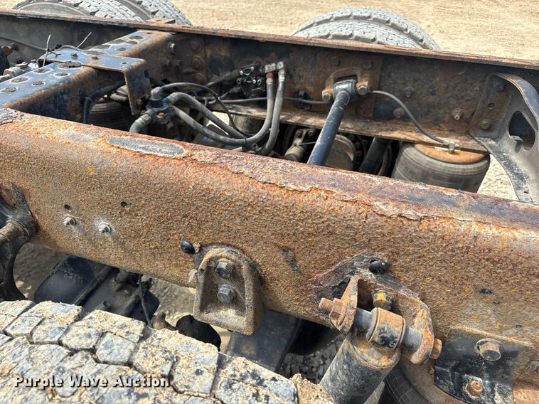 image for item DV4238 2007 International 4400 truck cab and chassis