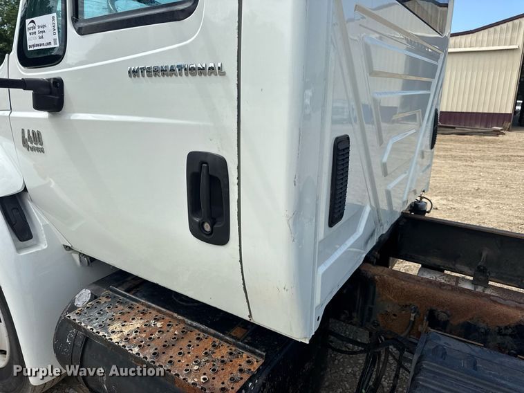 image for item DV4238 2007 International 4400 truck cab and chassis