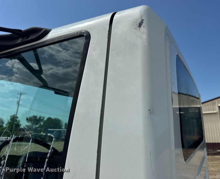 image for item DV4238 2007 International 4400 truck cab and chassis