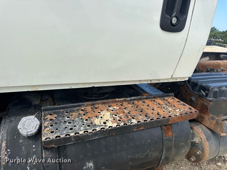 image for item DV4238 2007 International 4400 truck cab and chassis