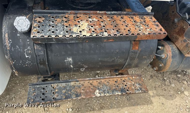 image for item DV4238 2007 International 4400 truck cab and chassis