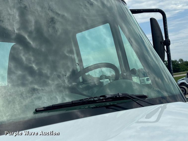 image for item DV4238 2007 International 4400 truck cab and chassis