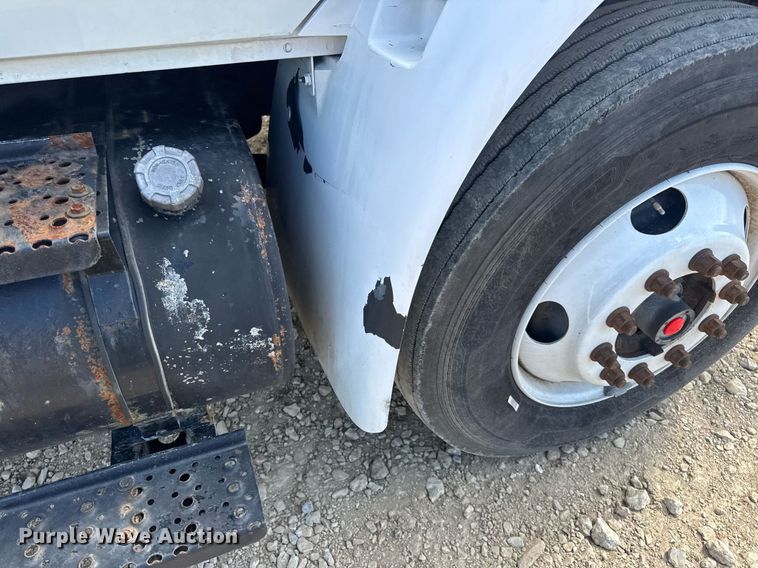 image for item DV4238 2007 International 4400 truck cab and chassis