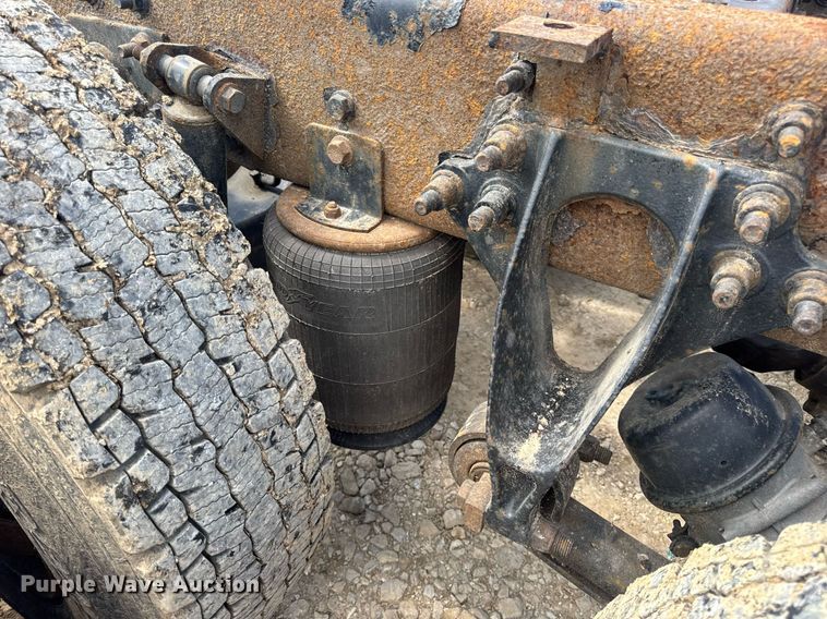 image for item DV4238 2007 International 4400 truck cab and chassis