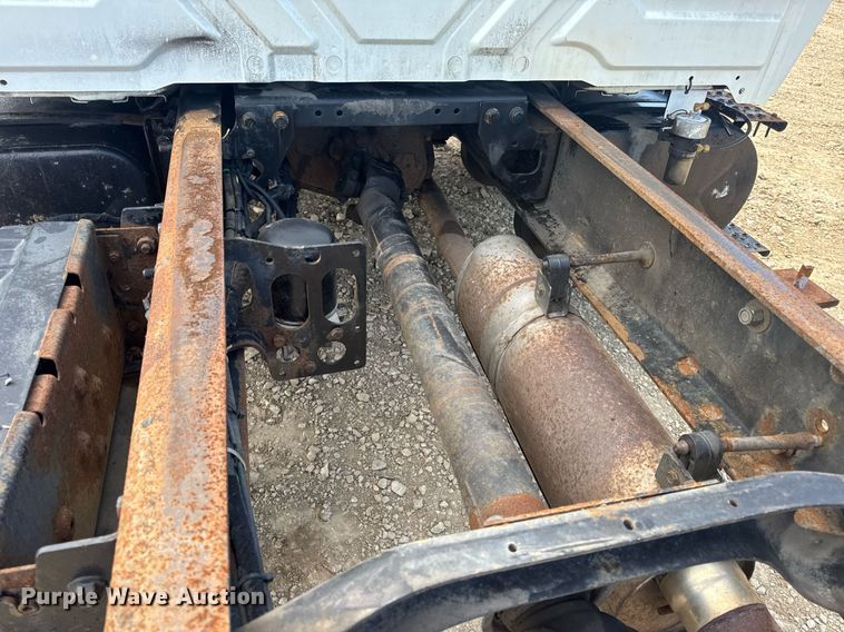 image for item DV4238 2007 International 4400 truck cab and chassis