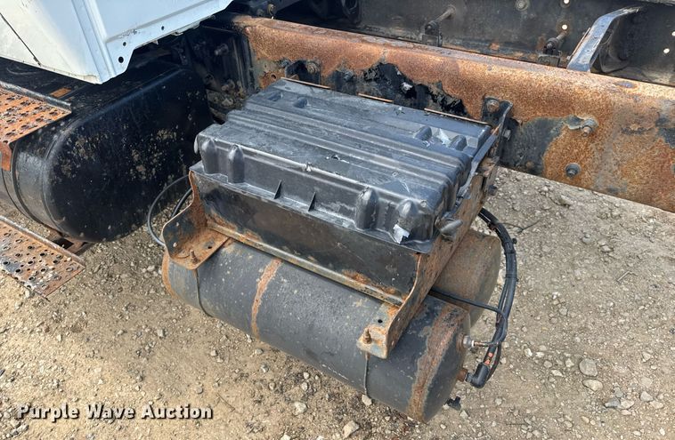 image for item DV4238 2007 International 4400 truck cab and chassis