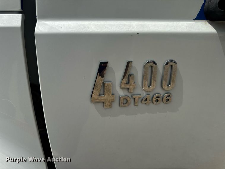 image for item DV4238 2007 International 4400 truck cab and chassis