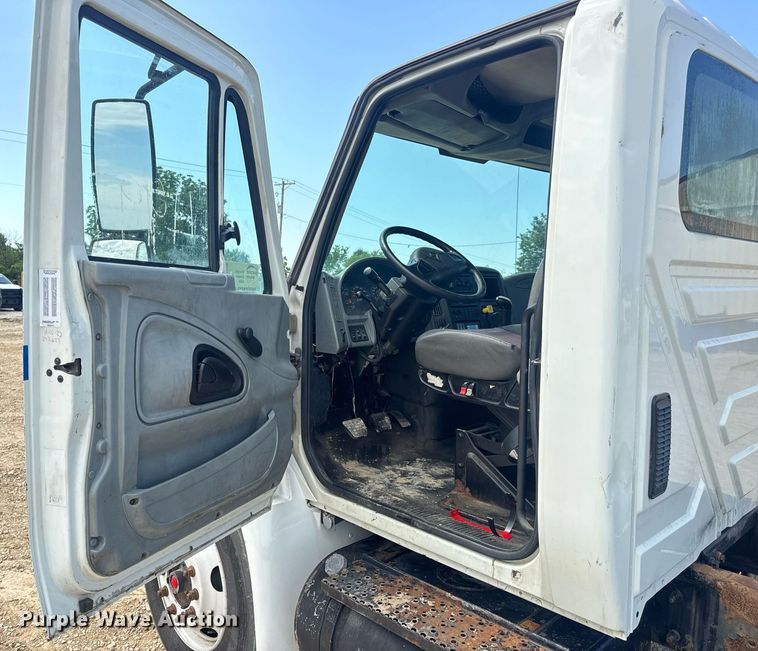 image for item DV4238 2007 International 4400 truck cab and chassis