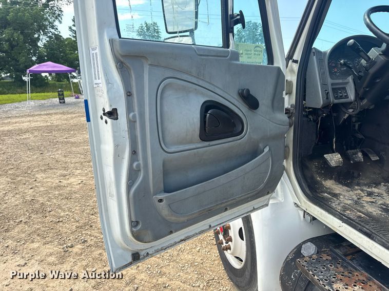 image for item DV4238 2007 International 4400 truck cab and chassis