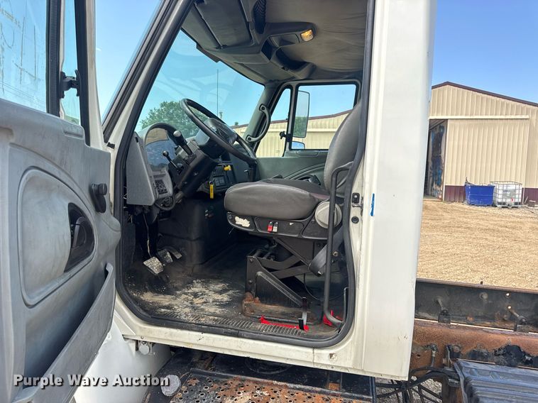 image for item DV4238 2007 International 4400 truck cab and chassis