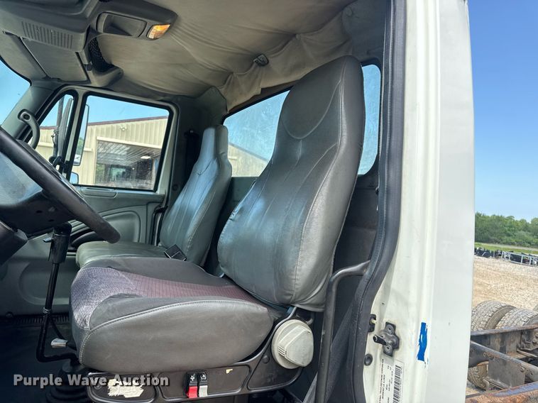 image for item DV4238 2007 International 4400 truck cab and chassis
