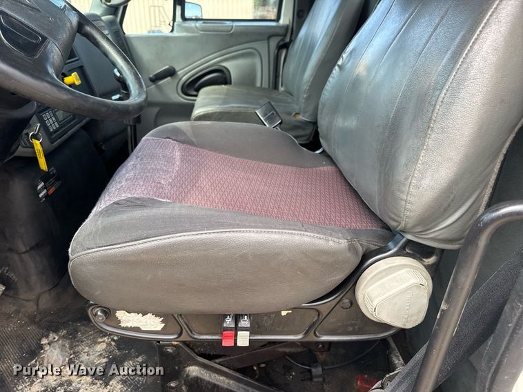 image for item DV4238 2007 International 4400 truck cab and chassis