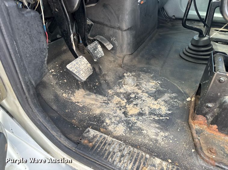 image for item DV4238 2007 International 4400 truck cab and chassis