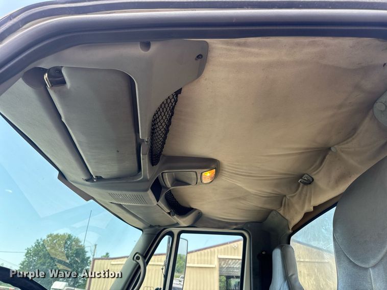 image for item DV4238 2007 International 4400 truck cab and chassis