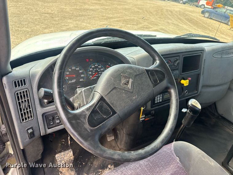 image for item DV4238 2007 International 4400 truck cab and chassis