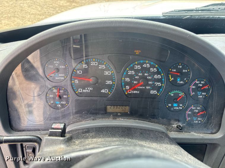 image for item DV4238 2007 International 4400 truck cab and chassis