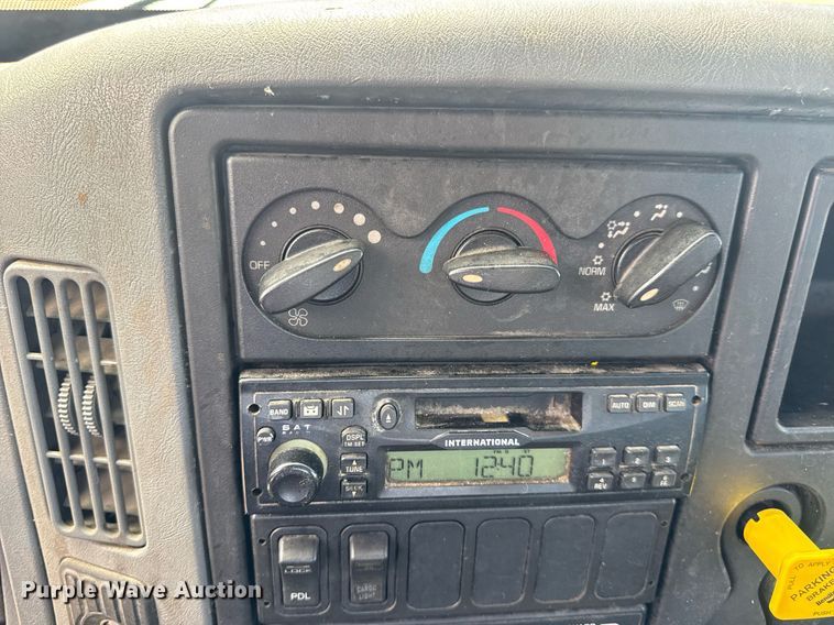 image for item DV4238 2007 International 4400 truck cab and chassis