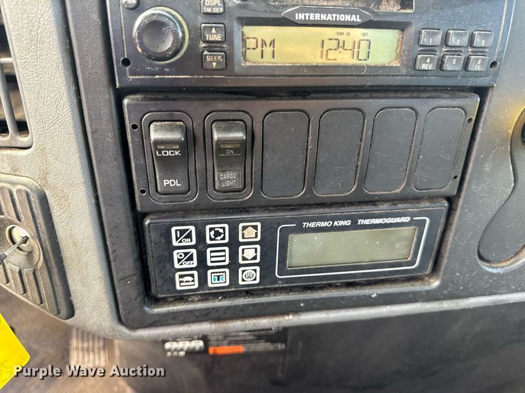 image for item DV4238 2007 International 4400 truck cab and chassis