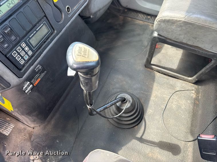 image for item DV4238 2007 International 4400 truck cab and chassis