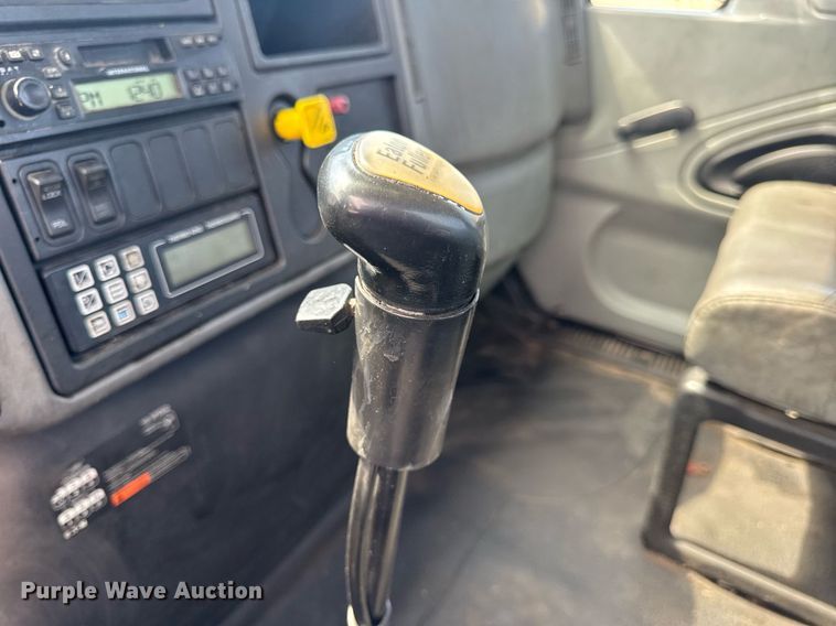 image for item DV4238 2007 International 4400 truck cab and chassis