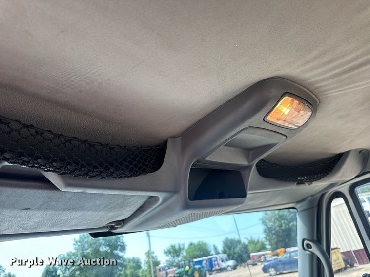 image for item DV4238 2007 International 4400 truck cab and chassis