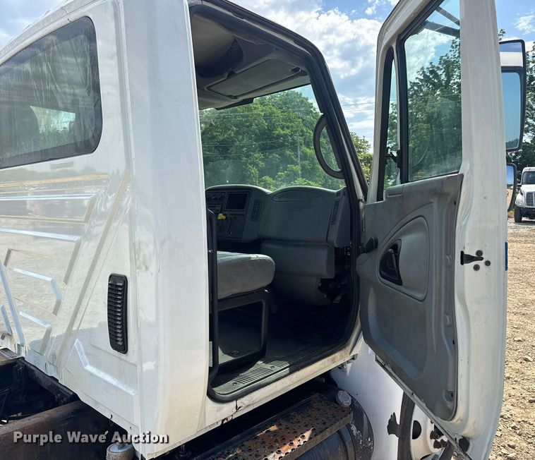 image for item DV4238 2007 International 4400 truck cab and chassis