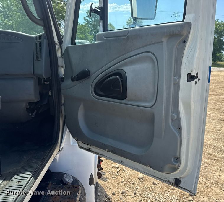 image for item DV4238 2007 International 4400 truck cab and chassis