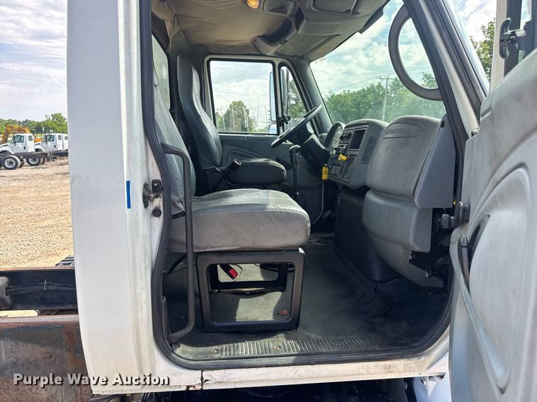 image for item DV4238 2007 International 4400 truck cab and chassis