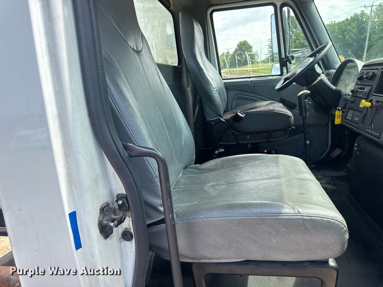 image for item DV4238 2007 International 4400 truck cab and chassis