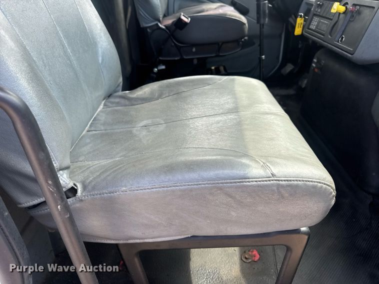 image for item DV4238 2007 International 4400 truck cab and chassis