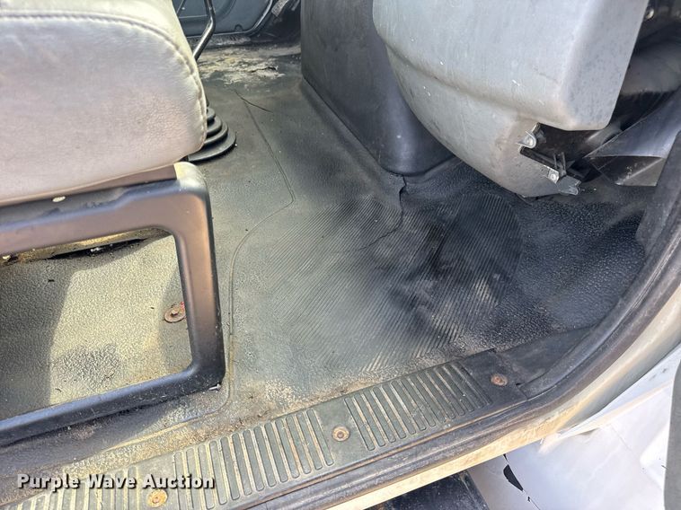 image for item DV4238 2007 International 4400 truck cab and chassis