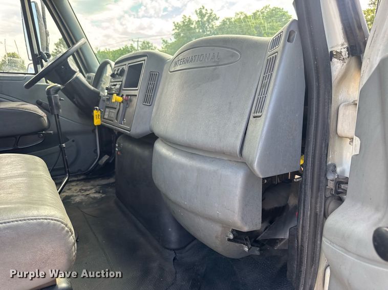 image for item DV4238 2007 International 4400 truck cab and chassis