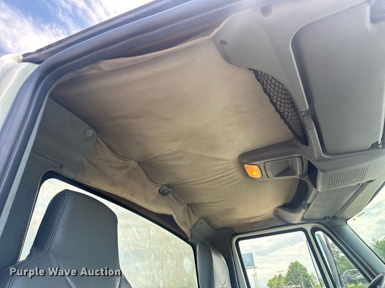 image for item DV4238 2007 International 4400 truck cab and chassis