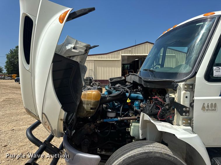 image for item DV4238 2007 International 4400 truck cab and chassis