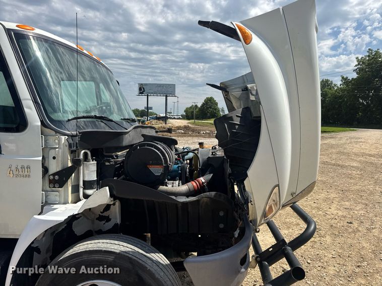 image for item DV4238 2007 International 4400 truck cab and chassis