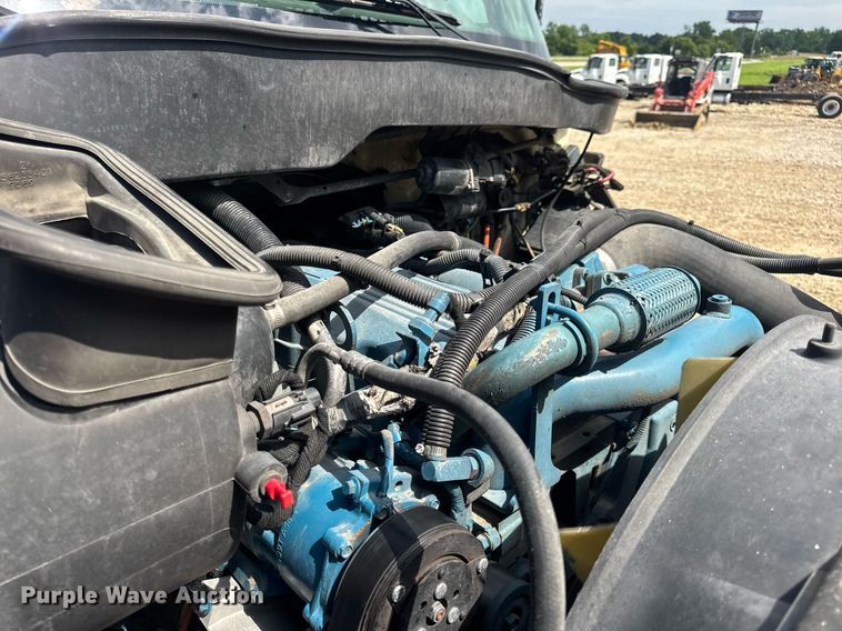 image for item DV4238 2007 International 4400 truck cab and chassis