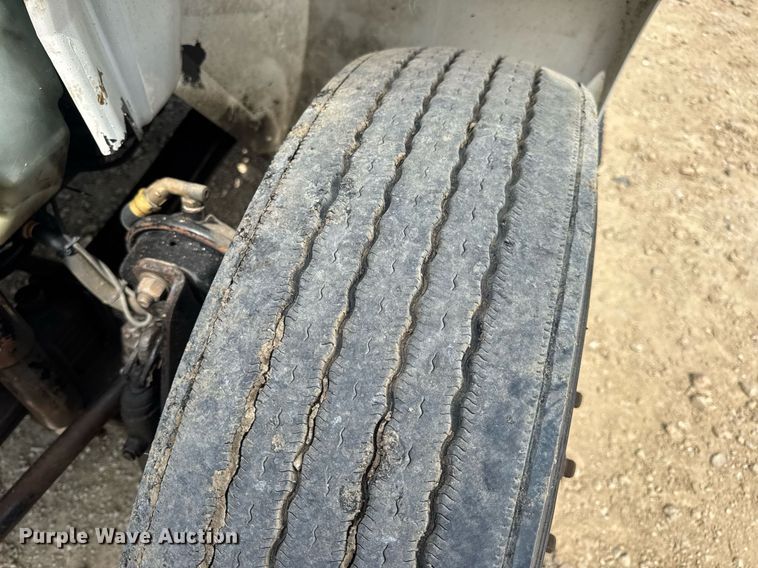 image for item DV4238 2007 International 4400 truck cab and chassis