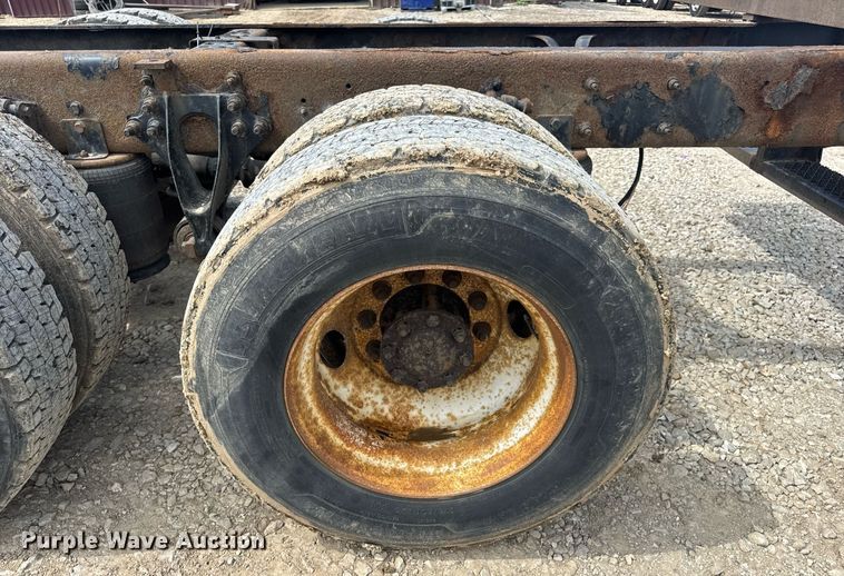 image for item DV4238 2007 International 4400 truck cab and chassis