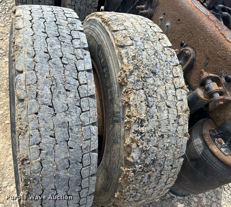 image for item DV4238 2007 International 4400 truck cab and chassis