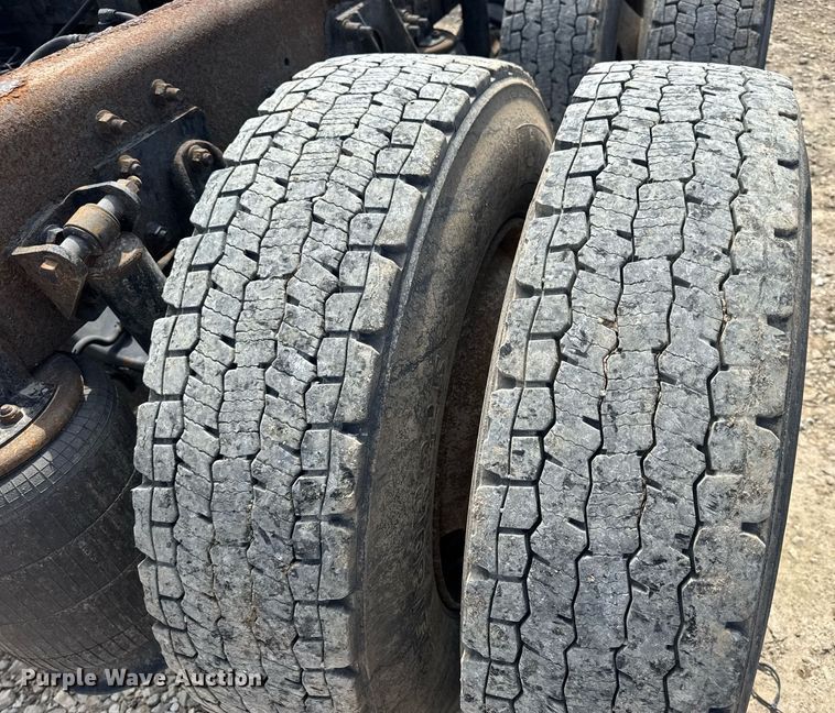 image for item DV4238 2007 International 4400 truck cab and chassis