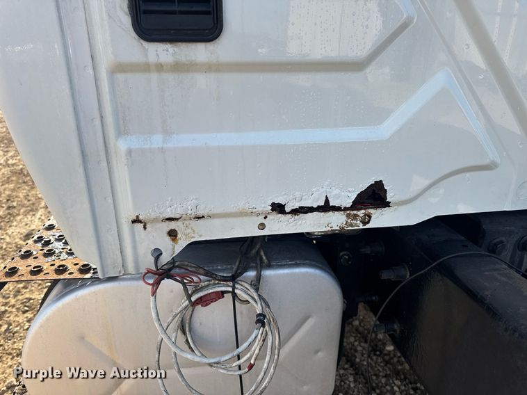 image for item DV4239 2007 International DuraStar 4300 truck cab and chassis