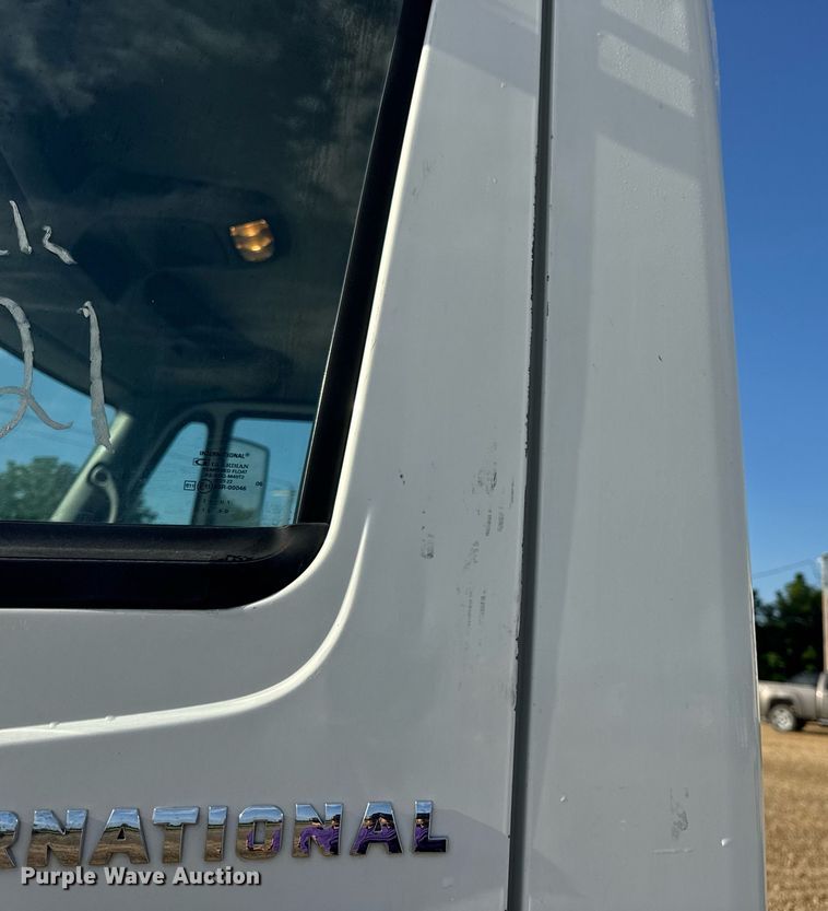 image for item DV4239 2007 International DuraStar 4300 truck cab and chassis