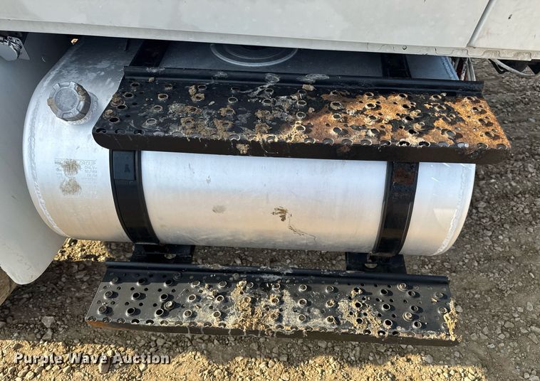 image for item DV4239 2007 International DuraStar 4300 truck cab and chassis