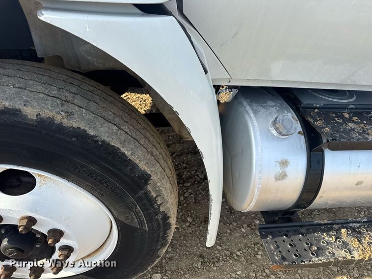 image for item DV4239 2007 International DuraStar 4300 truck cab and chassis