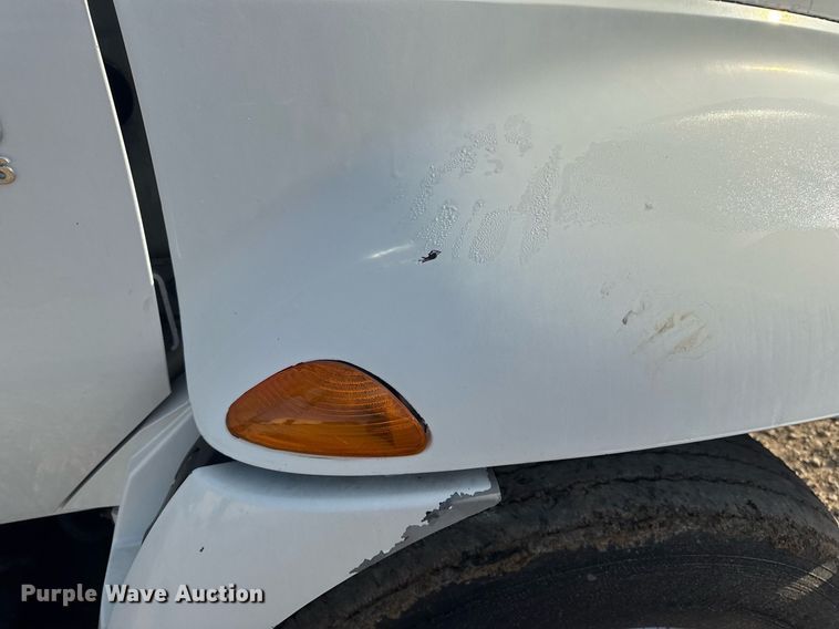 image for item DV4239 2007 International DuraStar 4300 truck cab and chassis