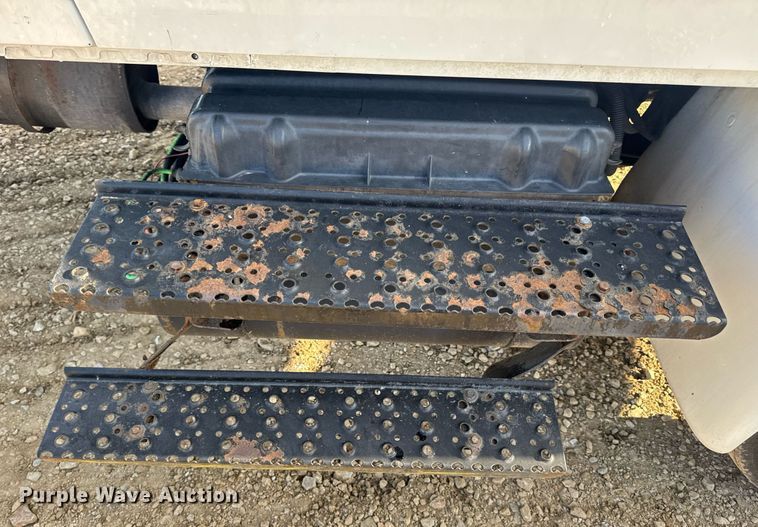 image for item DV4239 2007 International DuraStar 4300 truck cab and chassis