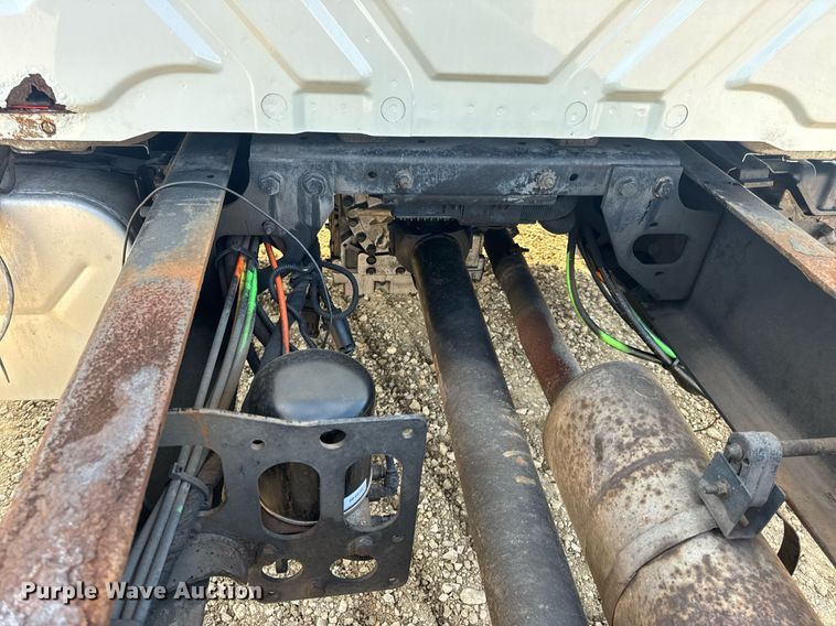 image for item DV4239 2007 International DuraStar 4300 truck cab and chassis