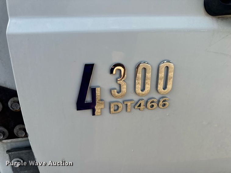 image for item DV4239 2007 International DuraStar 4300 truck cab and chassis